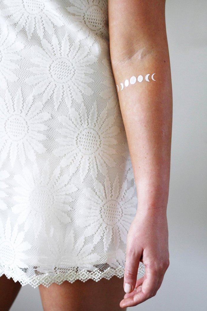 Тату белой краской