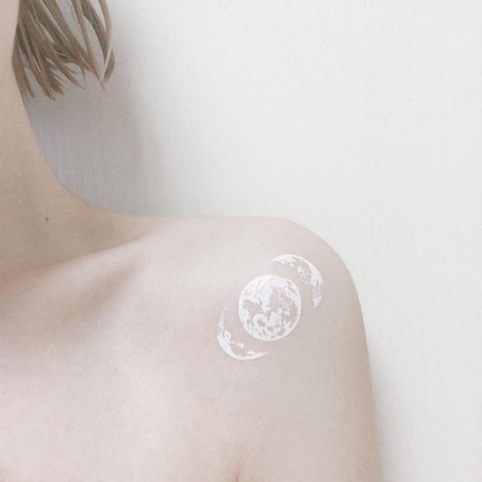 Белая тату на руке