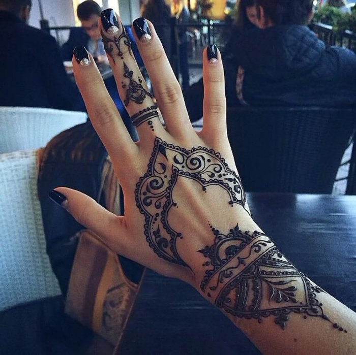 Тату хной на руке для девушек