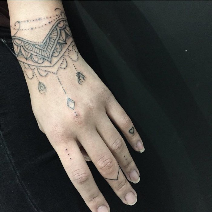 Тату роза на запястье