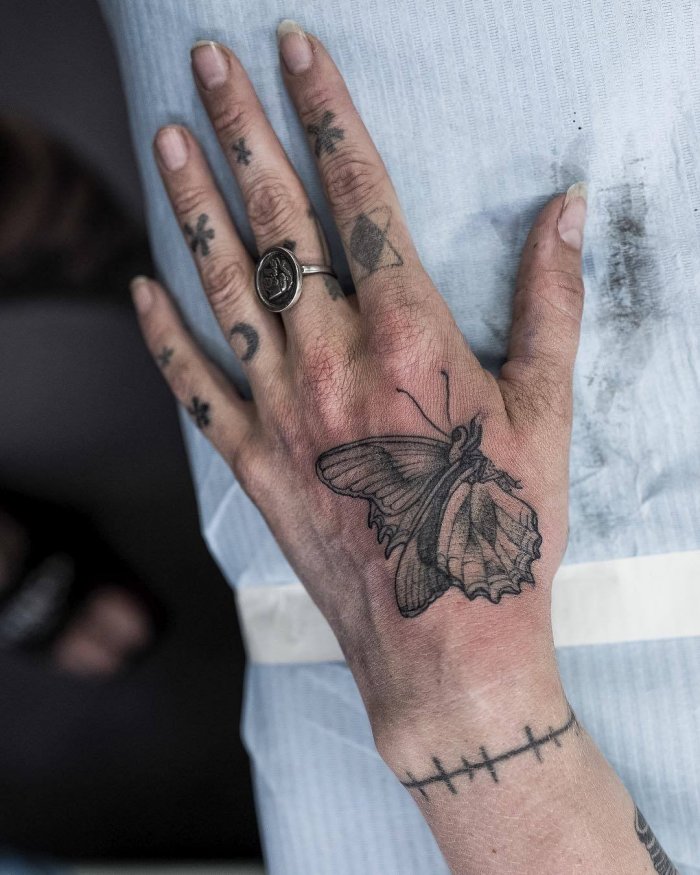 Модное тату на пальце у девушки