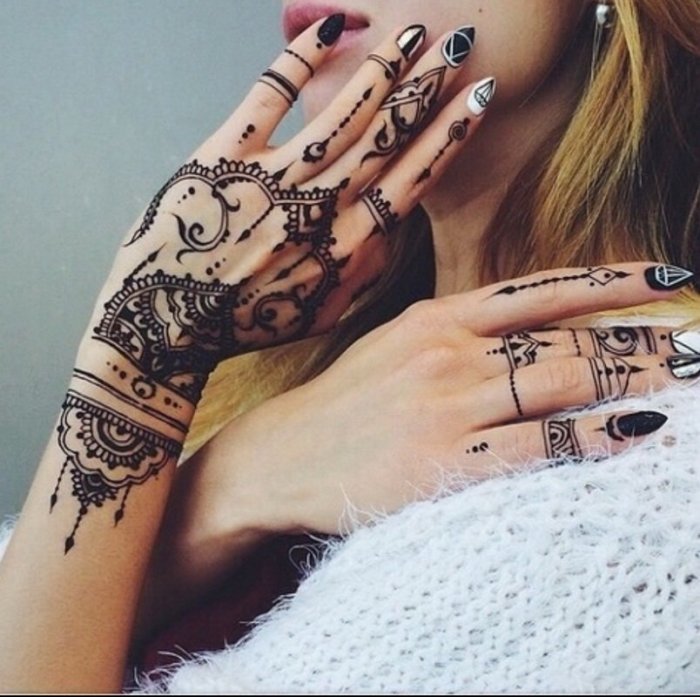Тату на руке для девушек на кисти руки