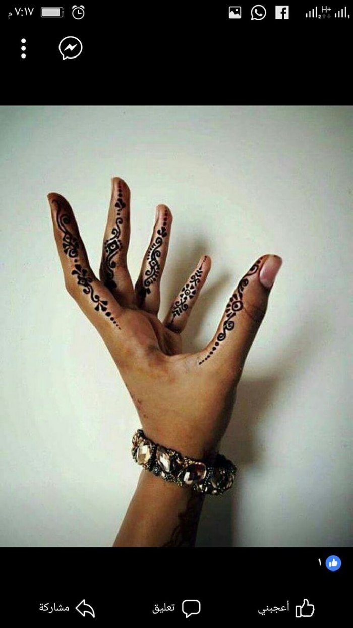 Тату Розочка на пальце