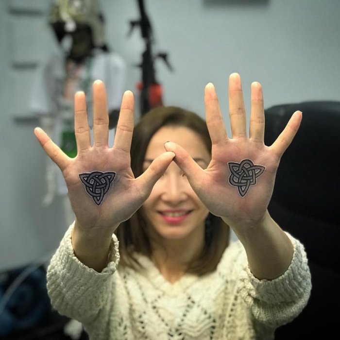 Тату на кисте руки девушке