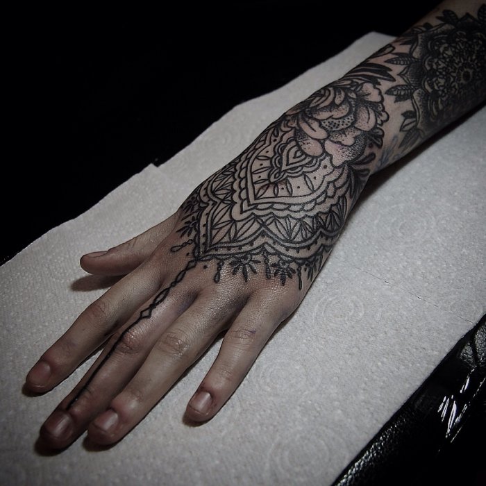 Тату на руке женские