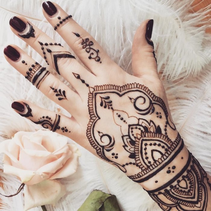 Тату цветы на руке