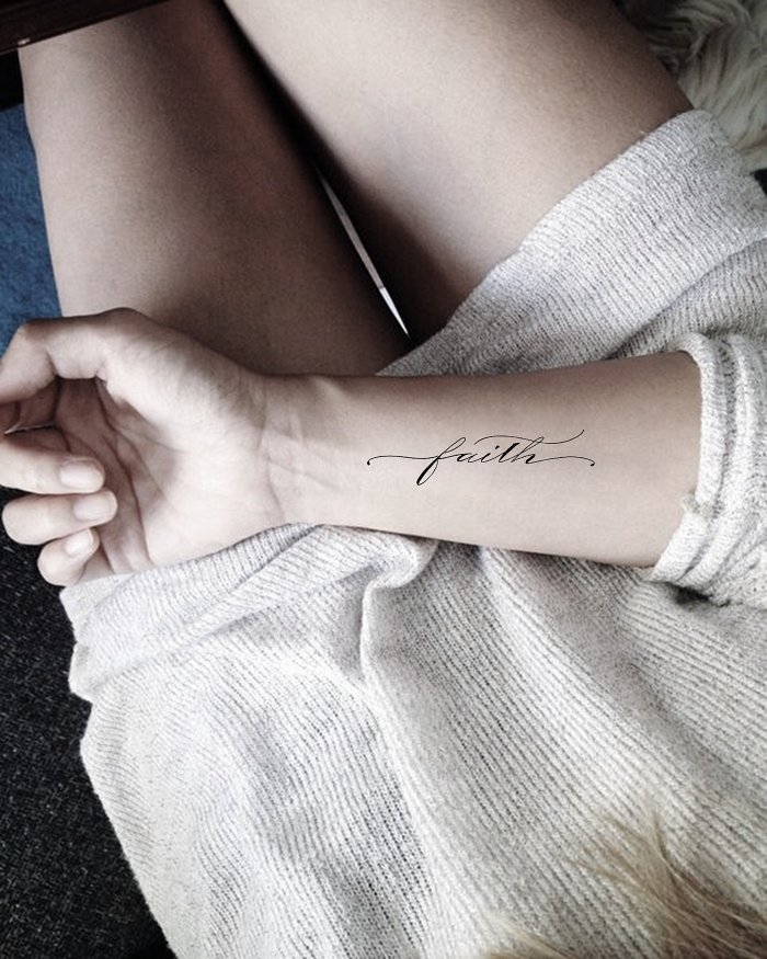 Тату для девочек на запястье