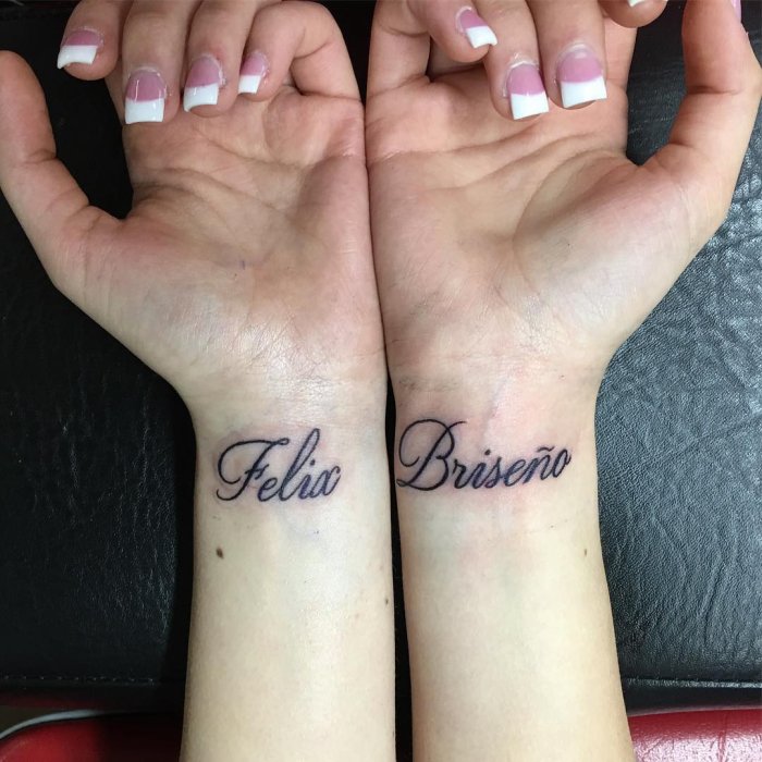 Маленькая надпись на запястье