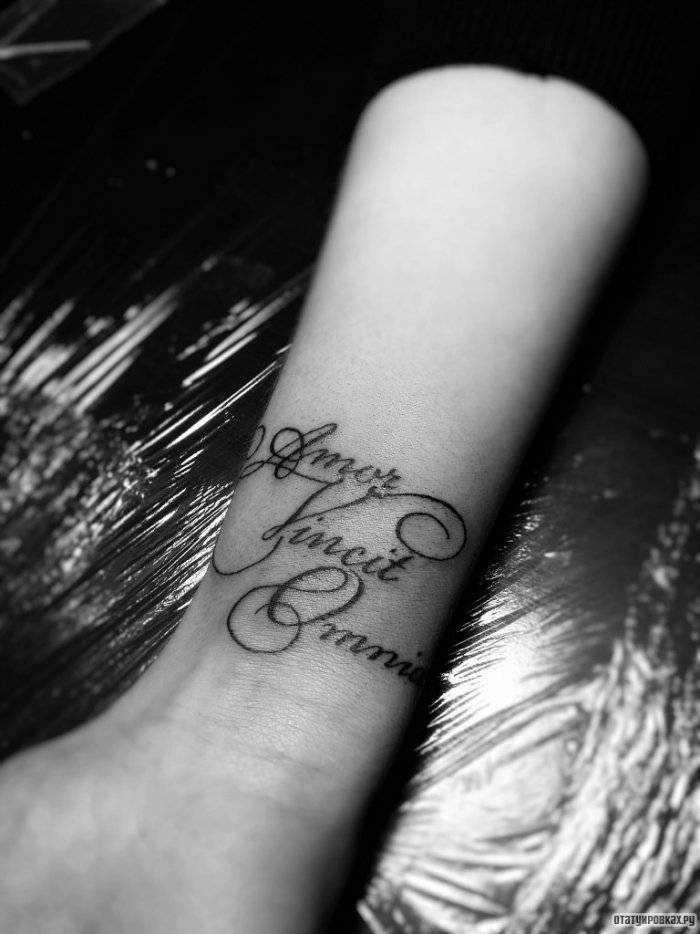 Тату надпись на запястье
