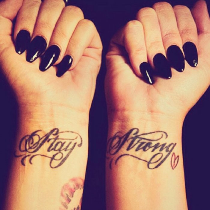 Татуировка на запястье для девушек надписи