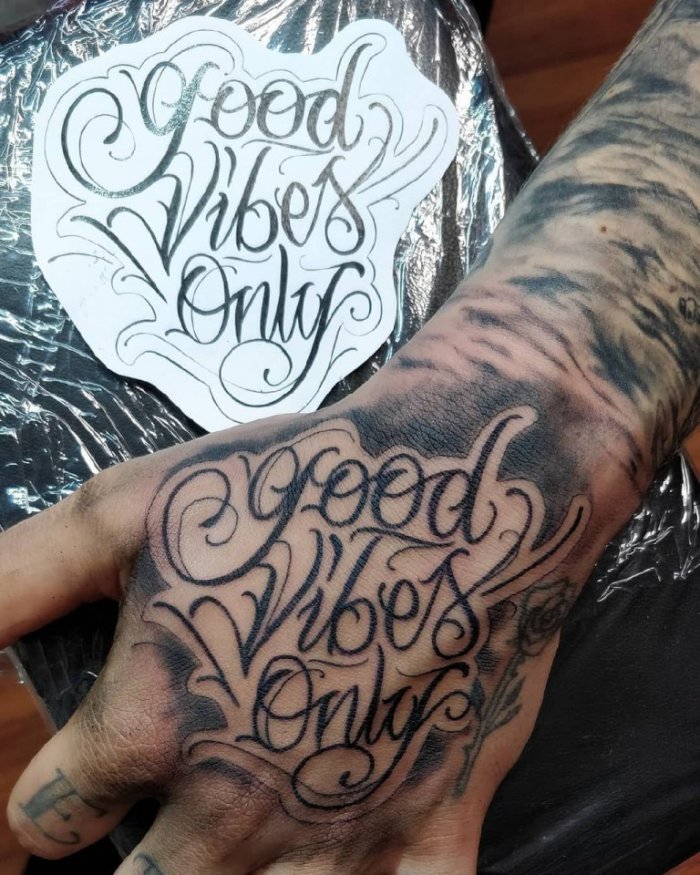 Тату на руке мужские надписи