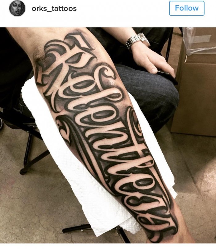 Тату на руке мужские натпис