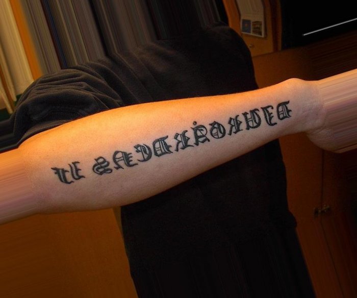 Тату на руке мужские надписи