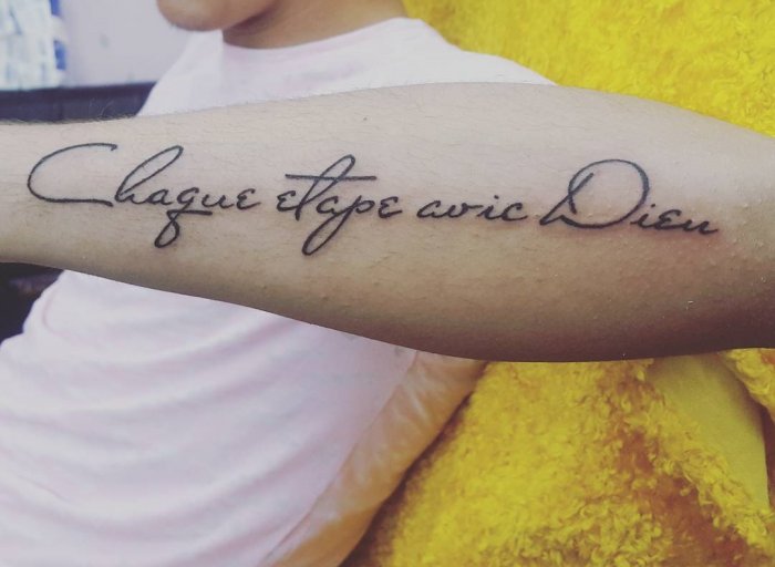 Мужские тату на рукнадписи