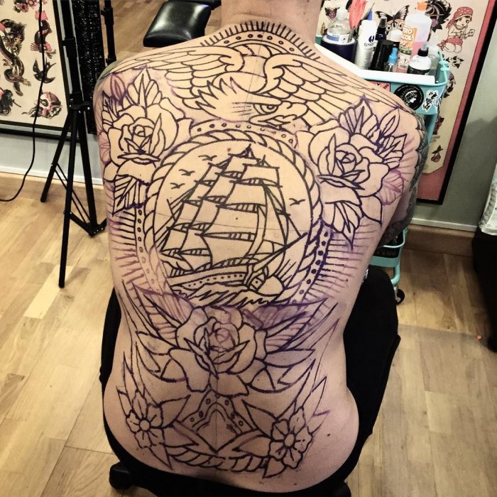 Тату Лев на спине