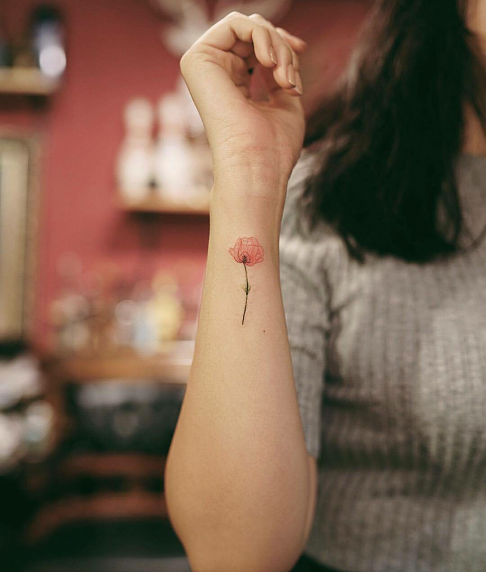 Тату на запястье для девушек маленькие