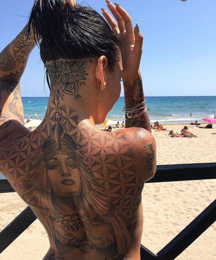 Татуировки на ребрах у девушек