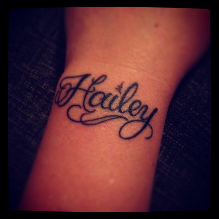 Тату имена детей на руке
