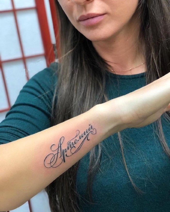 Тату имя на запястье для девушек