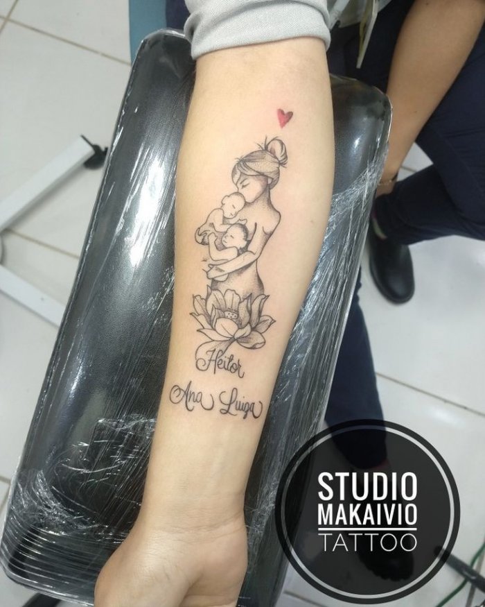 Тату имена детей на руке