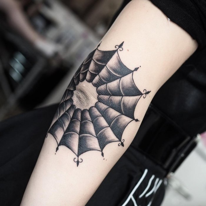 Паутина на локте