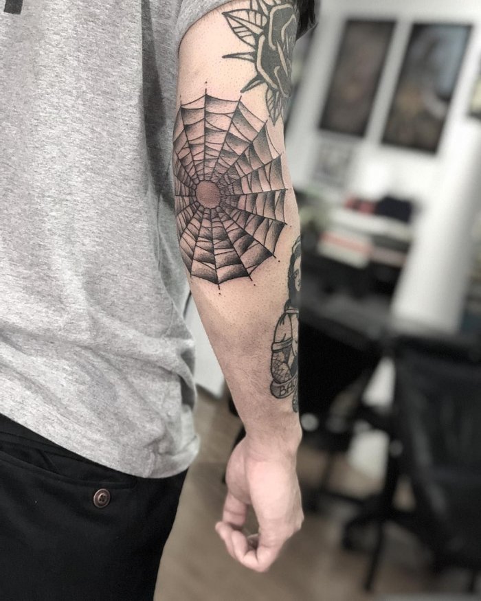 Тату паутина на локте эскиз