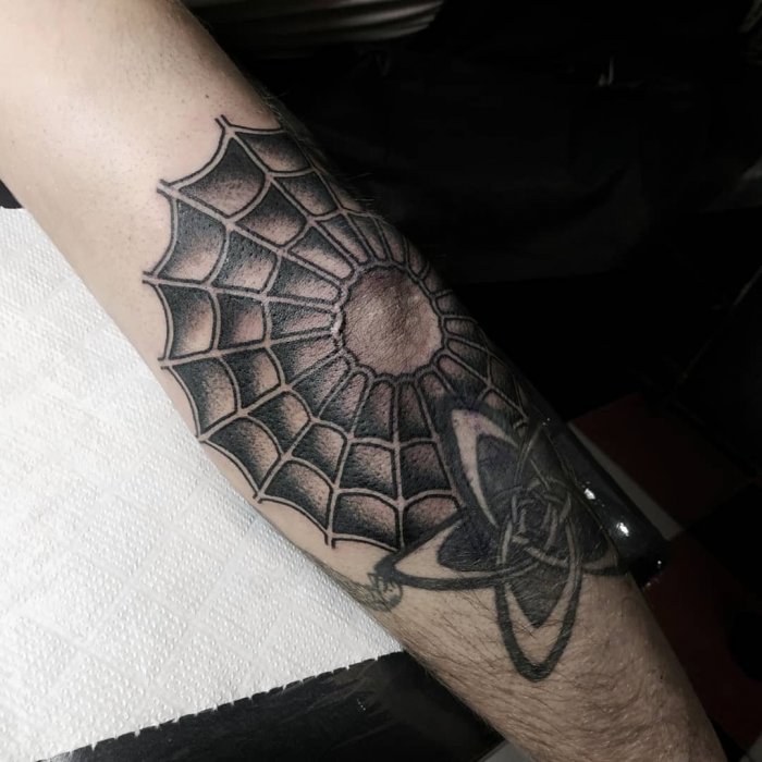 Тату паутина на локте