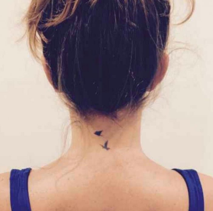 Женские тату на шее сзади