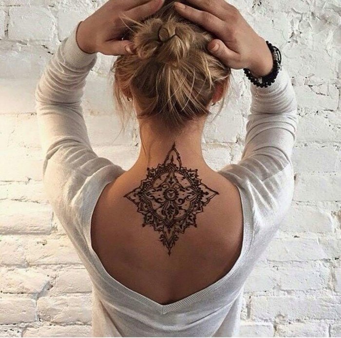 Тату на затылке для девушек