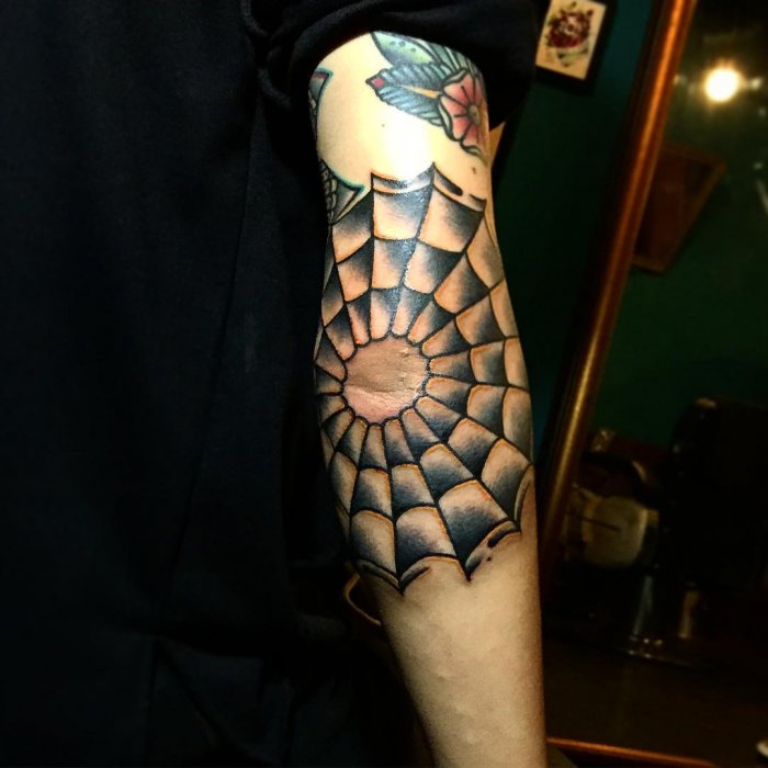 Тату паутина на локте