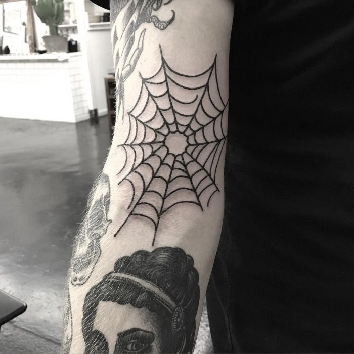 Паутина на локте