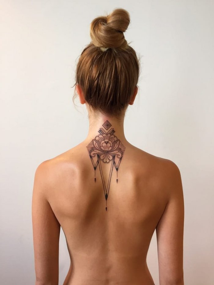 Тату корона на шее для девушек