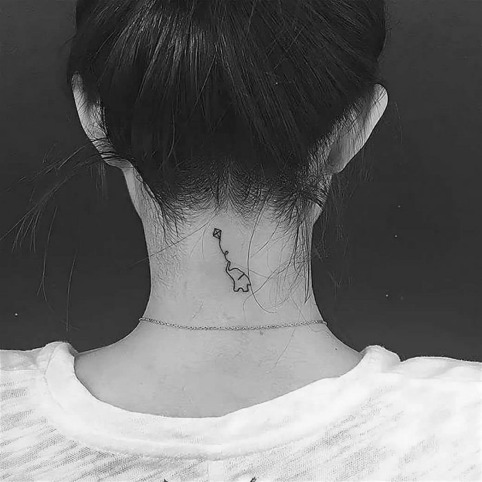Маленькая тату на шее для девушек