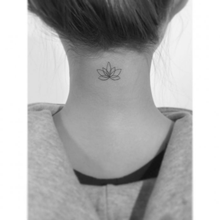 Тату на шее для женщин