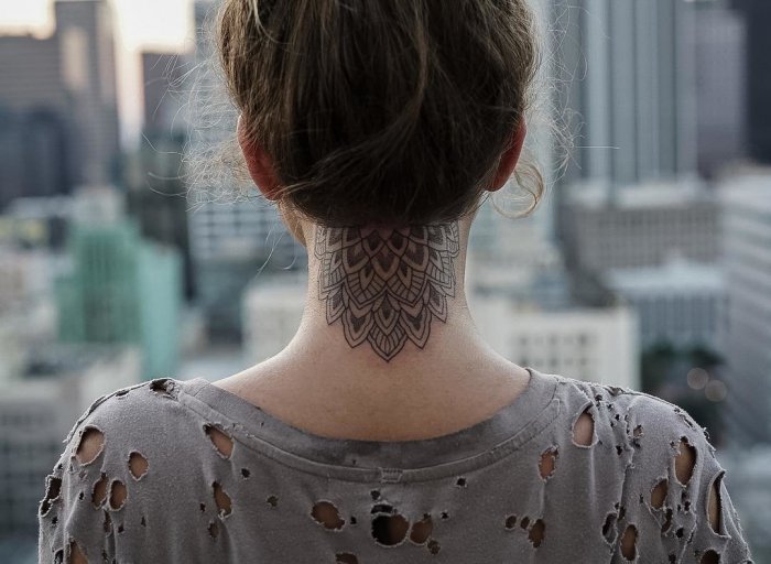 Хтвту на шее у девушки .