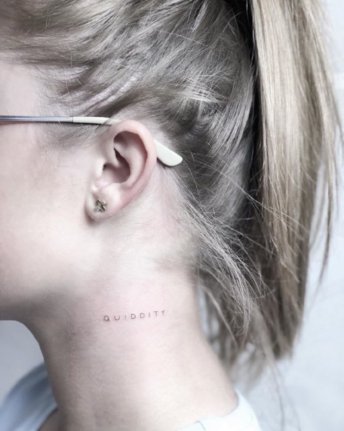 Женские тату на шее сбоку