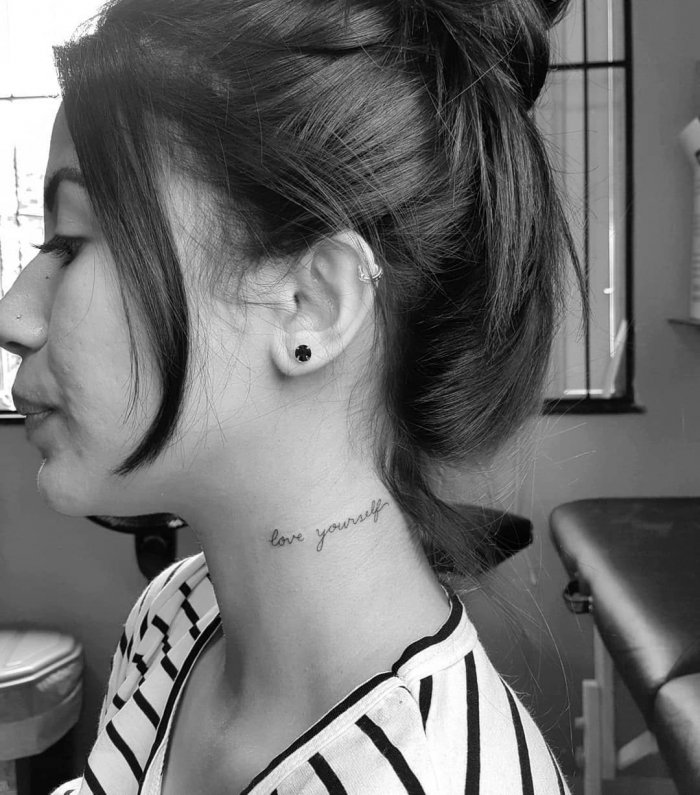 Красивые тату на шее для девушек