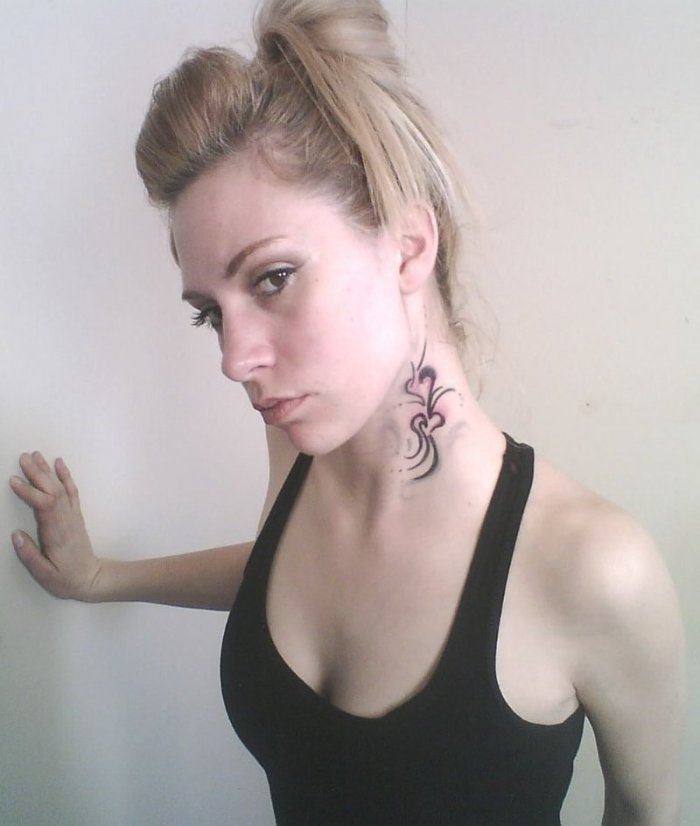 Тату на шее для девушек