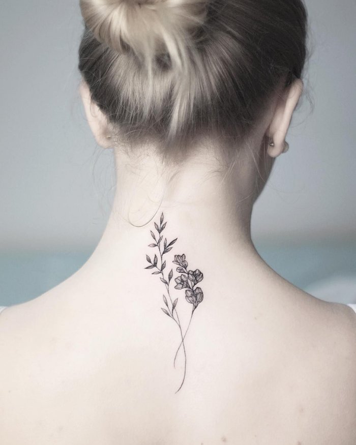 Тату на шею для девушек с боку
