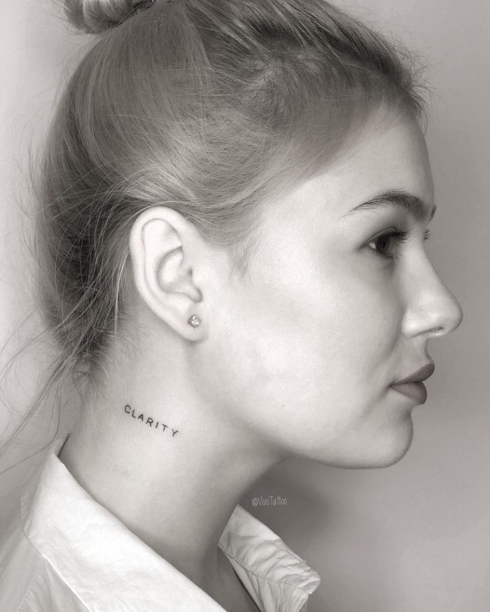 Женские тату на шее сбоку