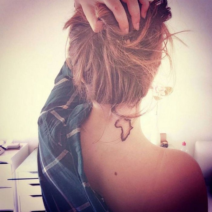 Хейли Бибер тату на шее