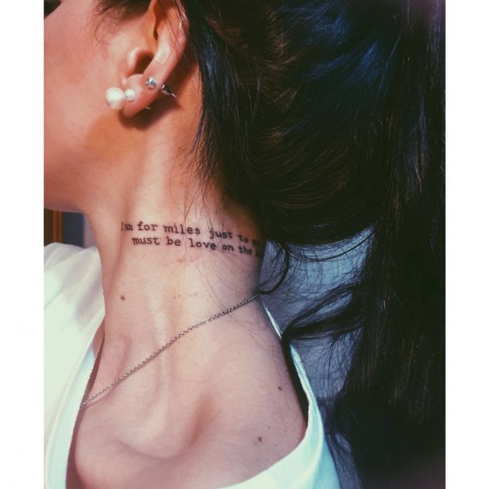 Мехенди на шее сбоку