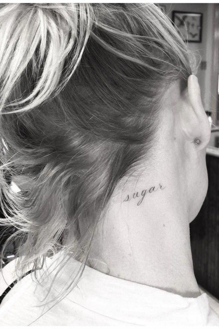 Тату на шее для девушек