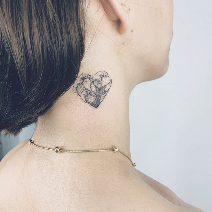 Женские тату на шее сбоку