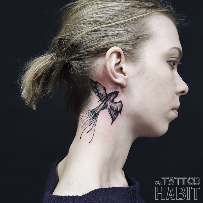 Тату на шее для девушек сбоку
