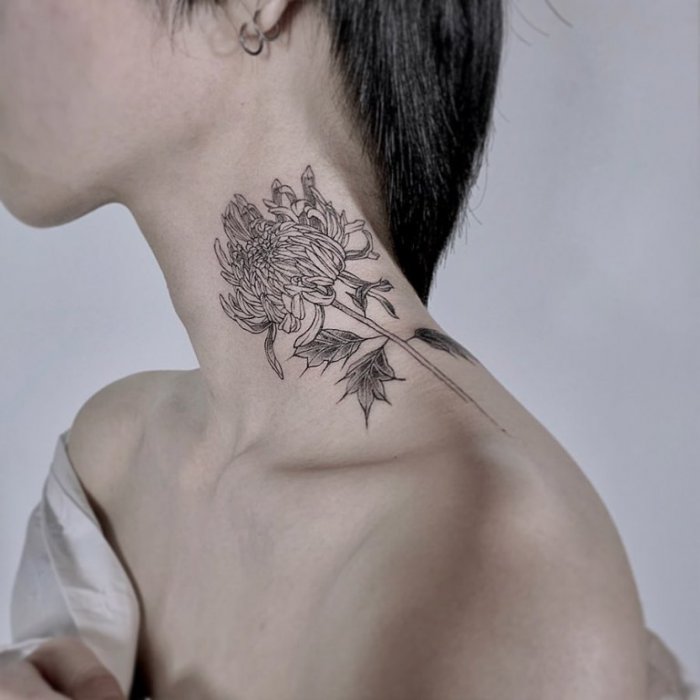 Женские тату на шее сбоку