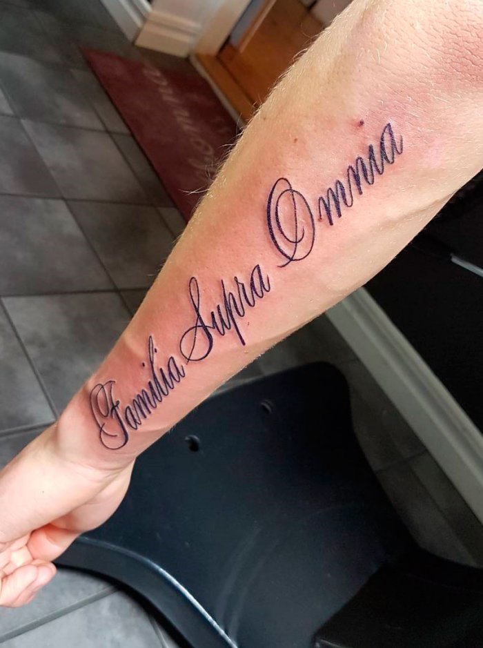 Тату на латыни на руке