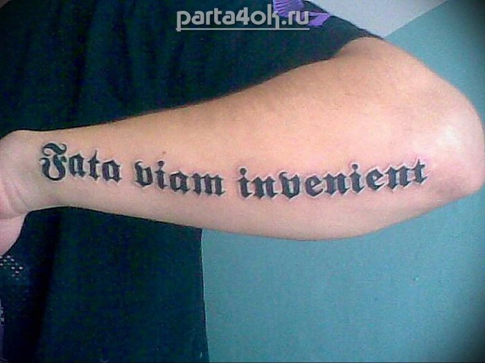 Тату на руке мужские надписи
