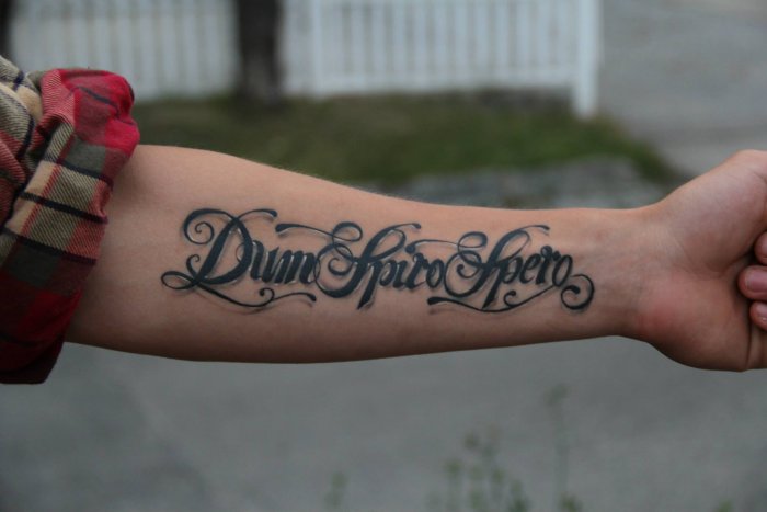 Татуировки для девушек надписи