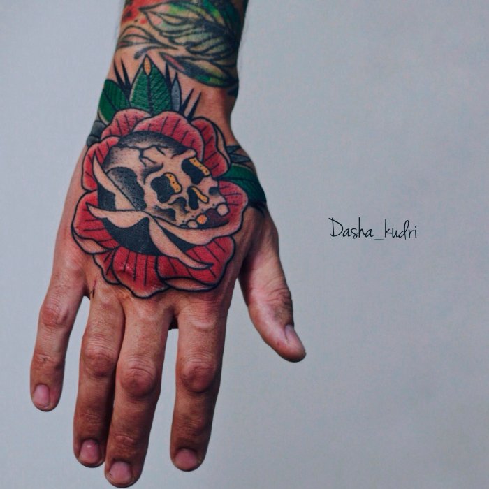 Тату на кисти черные